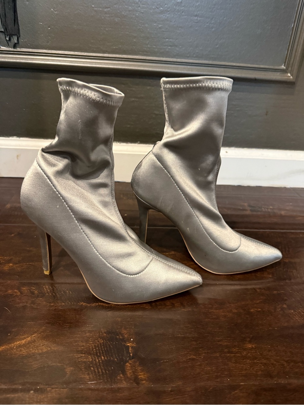 ๐ฉถ Metallic Silver Satin Pointed-Toe Booties โ Size 6